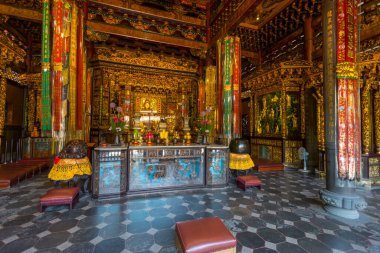 Taipei, Tayvan 'daki Longshan Tapınağı' nın ana sunağında altın Buda.