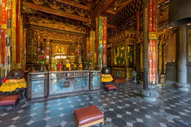 Taipei, Tayvan 'daki Longshan Tapınağı' nın ana sunağında altın Buda.