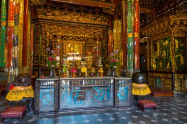 Taipei, Tayvan 'daki Longshan Tapınağı' nın ana sunağında altın Buda.