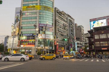 Taipei, Tayvan 'daki Ximending alışveriş bölgesinde çok sayıda turist yürüyor
