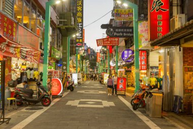 Taipei, Tayvan 'daki Ximending alışveriş bölgesinde çok sayıda turist yürüyor