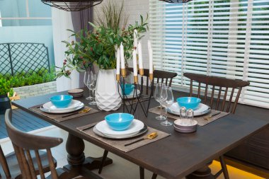 Modern evdeki ahşap masa üzerinde mavi ve beyaz tabak..