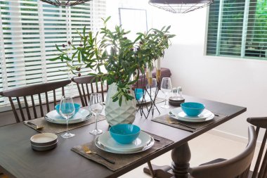 Modern evdeki ahşap masa üzerinde mavi ve beyaz tabak..