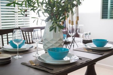 Modern evdeki ahşap masa üzerinde mavi ve beyaz tabak..