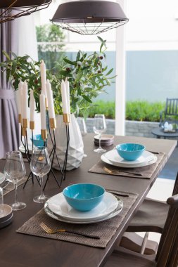 Modern evdeki ahşap masa üzerinde mavi ve beyaz tabak..