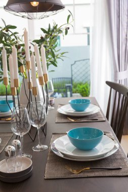 Modern evdeki ahşap masa üzerinde mavi ve beyaz tabak..