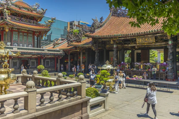 Sokan Imádkoznak Longshan Templomnál Taipeiben Tajvanon — Stock Fotó