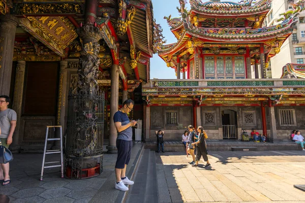 Tayvan, Taipei 'deki Longshan Tapınağı' nda namaz kılan bir kalabalık var.