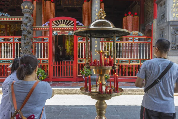 Tayvan, Taipei 'deki Longshan Tapınağı' nda namaz kılan bir kalabalık var.