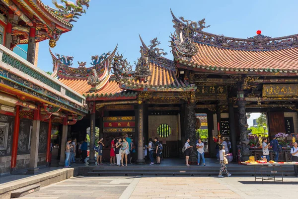 Tayvan, Taipei 'deki Longshan Tapınağı' nda namaz kılan bir kalabalık var.