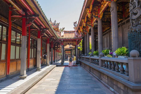 Tayvan, Taipei 'deki Longshan Tapınağı' nda namaz kılan bir kalabalık var.