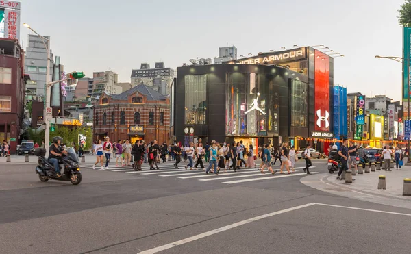 Taipei, Tayvan 'daki Ximending alışveriş bölgesinde çok sayıda turist yürüyor