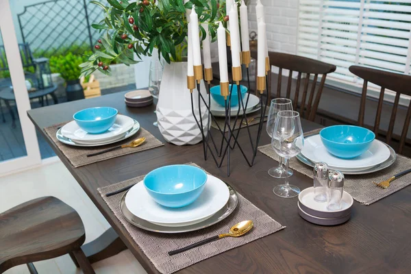 Μπλε Και Άσπρο Πιάτο Ρύθμιση Ξύλινο Τραπέζι Στο Σύγχρονο Σπίτι — Φωτογραφία Αρχείου