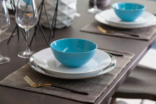 Μπλε Και Άσπρο Πιάτο Ρύθμιση Ξύλινο Τραπέζι Στο Σύγχρονο Σπίτι — Φωτογραφία Αρχείου