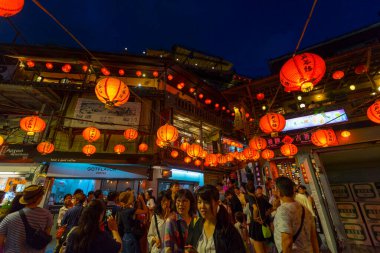 Eski Şehir Jiufen 'de gece vakti New Taipei, Tayvan' da turistlerin gezdiği güzel bir fener.