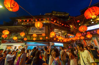 Eski Şehir Jiufen 'de gece vakti New Taipei, Tayvan' da turistlerin gezdiği güzel bir fener.