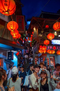 Eski Şehir Jiufen 'de gece vakti New Taipei, Tayvan' da turistlerin gezdiği güzel bir fener.