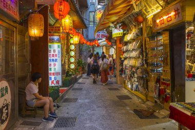 Turist kalabalığı, New Taipei City, Tayvan 'daki Old Town Jiufen' de alışveriş ve sokak yemekleri yemekten keyif alıyor.