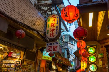 Turist kalabalığı, New Taipei City, Tayvan 'daki Old Town Jiufen' de alışveriş ve sokak yemekleri yemekten keyif alıyor.