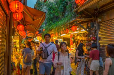Turist kalabalığı, New Taipei City, Tayvan 'daki Old Town Jiufen' de alışveriş ve sokak yemekleri yemekten keyif alıyor.