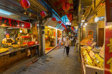 Turist kalabalığı, New Taipei City, Tayvan 'daki Old Town Jiufen' de alışveriş ve sokak yemekleri yemekten keyif alıyor.