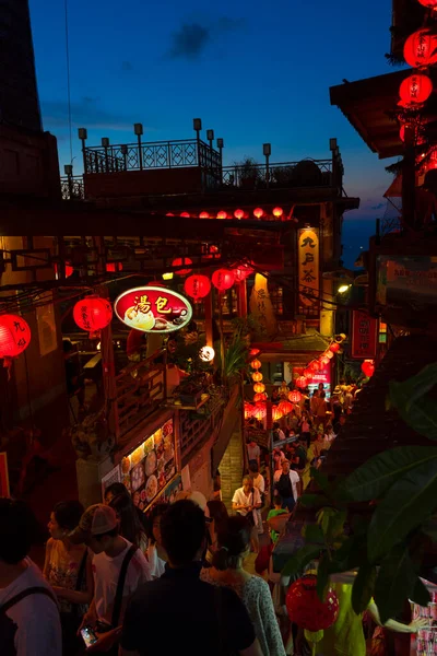 Eski Şehir Jiufen 'de gece vakti New Taipei, Tayvan' da turistlerin gezdiği güzel bir fener.