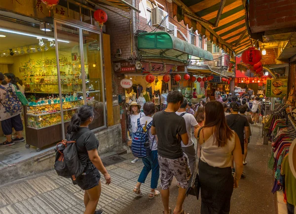 Foule Touristes Aiment Faire Shopping Manger Nourriture Rue Vieille Ville — Photo