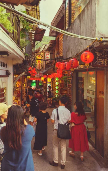 Foule Touristes Aiment Faire Shopping Manger Nourriture Rue Vieille Ville — Photo