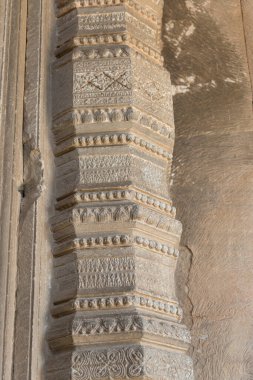 Nakorn Ratchasima, Tayland 'daki Prasat Hin Phimai tarihi parkında oyulmuş taş sütun.