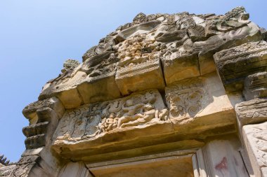 Prasat Hin Phimai ya da Phimai Tarih Parkı 'nın kapısının üzerinde taş levhalar var..