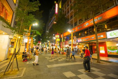 İnsanlar Taipei, Tayvan 'da Ximending' de alışveriş yapmayı seviyorlar.