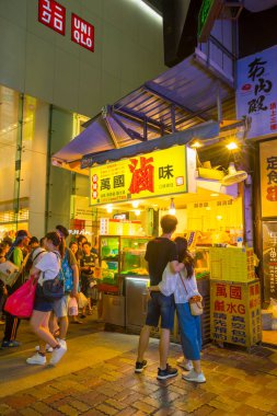 İnsanlar Taipei, Tayvan 'da Ximending' de alışveriş yapmayı seviyorlar.
