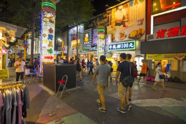 İnsanlar Taipei, Tayvan 'da Ximending' de alışveriş yapmayı seviyorlar.