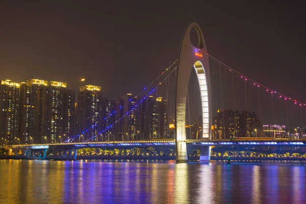 広州の街並みは珠江の上にスカイラインで 中国の広州で夜にライトアップされたLiede Bridge — ストック写真