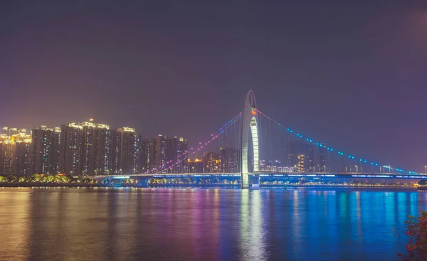 広州の街並みは珠江の上にスカイラインで 中国の広州で夜にライトアップされたLiede Bridge — ストック写真