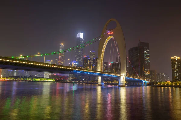 広州の街並みは珠江の上にスカイラインで 中国の広州で夜にライトアップされたLiede Bridge — ストック写真