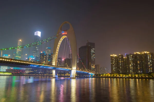 広州の街並みは珠江の上にスカイラインで 中国の広州で夜にライトアップされたLiede Bridge — ストック写真