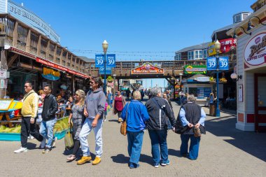 SAN FRANCISCO, ABD - 18 Nisan 2018: 18 Nisan 2018 'de kalabalık turist San Francisco, CA' nın 39. Rıhtım 39, San Francisco 'da bir rıhtımda inşa edilen popüler bir turizm merkezi..
