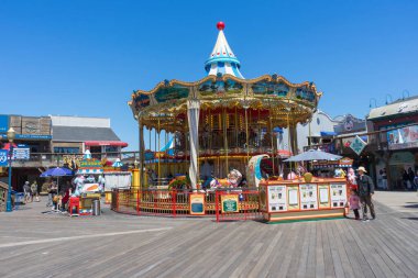 SAN FRANCISCO, ABD - 18 Nisan 2018: 18 Nisan 2018 'de kalabalık turist San Francisco, CA' nın 39. Rıhtım 39, San Francisco 'da bir rıhtımda inşa edilen popüler bir turizm merkezi..