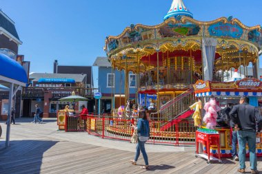 SAN FRANCISCO, ABD - 18 Nisan 2018: 18 Nisan 2018 'de kalabalık turist San Francisco, CA' nın 39. Rıhtım 39, San Francisco 'da bir rıhtımda inşa edilen popüler bir turizm merkezi..