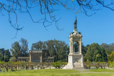 Francis Scott Key anıtı ve De Young Müzesi San Francisco Golden Gate Parkı 'nda