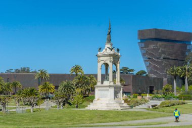 Francis Scott Key anıtı ve De Young Müzesi San Francisco Golden Gate Parkı 'nda