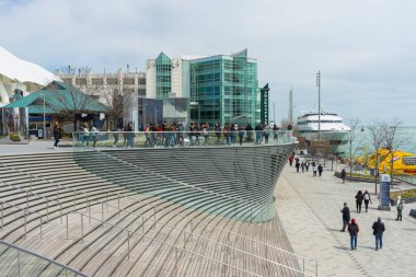 Güneşli bir günde Chicago, Illinois, ABD 'de donanma rıhtımında turist turizmi kalabalığı..