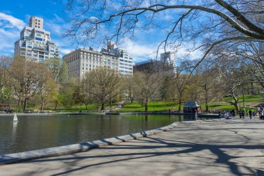 İnsanlar New York, ABD 'deki Central Park' taki Konservatuar Suyu 'nda bahar havasının tadını çıkarmaya geliyorlar.