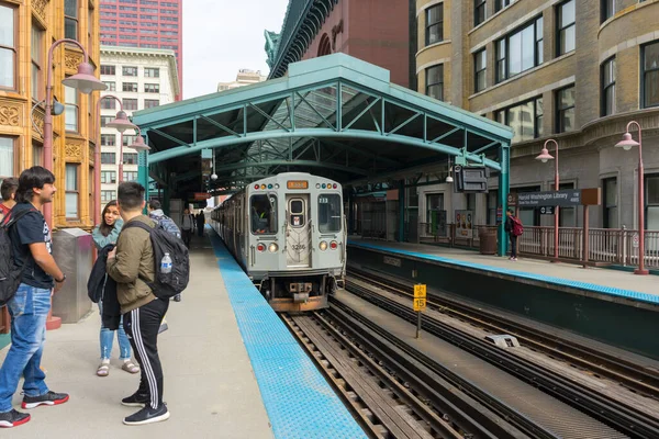 Pemandangan Naik Kereta Yang Mendekati Stasiun Chicago Amerika Serikat — Stok Foto