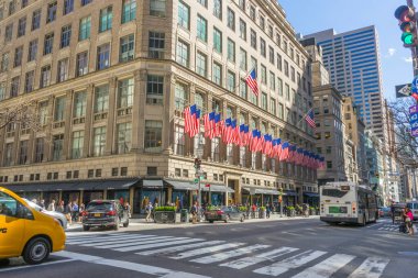 Saks Fifth Avenue, Amerikan mağazası New York, ABD 'de Midtown Manhattan' da ABD bayraklarıyla süslenmiş.