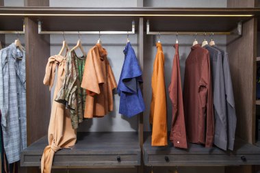 Büyük ve açık gardırop, şık kıyafetler ve ev eşyaları..