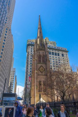 Wall Street ve Broadway kavşağındaki Trinity Kilisesi Manhattan, New York, ABD