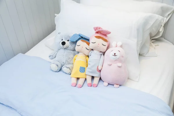 Çocukların yatak odasında bir sürü oyuncak ve oyuncak var..