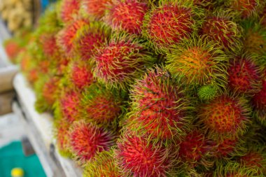 Rambutan 'ın tatlı meyveleri Tayland yerel pazarında.